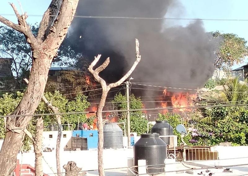 ¡SE QUEMARON 3 CASITAS EN LA VICENTE LOMBARDO!