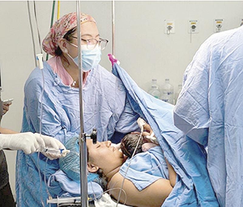 ¡ASÍ FUE EL NACIMIENTO DEL PRIMER BEBÉ DEL AÑO EN MÉXICO; ES UNA NIÑA!