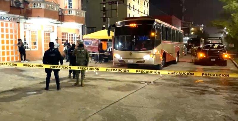 ¡PAPÁ Y SU HIJO BALEADOS EN UN ASALTO FRENTE A LA TERMINAL DE AUTOBUSES!