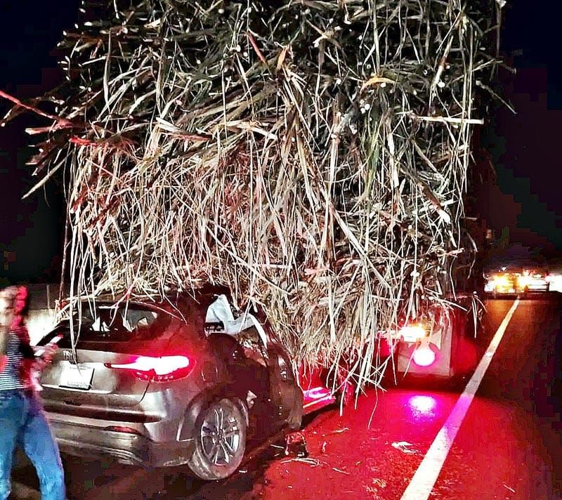¡DOS MUJERES PRENSADAS AL IMPACTARSE CONTRA CAMIÓN CAÑERO!