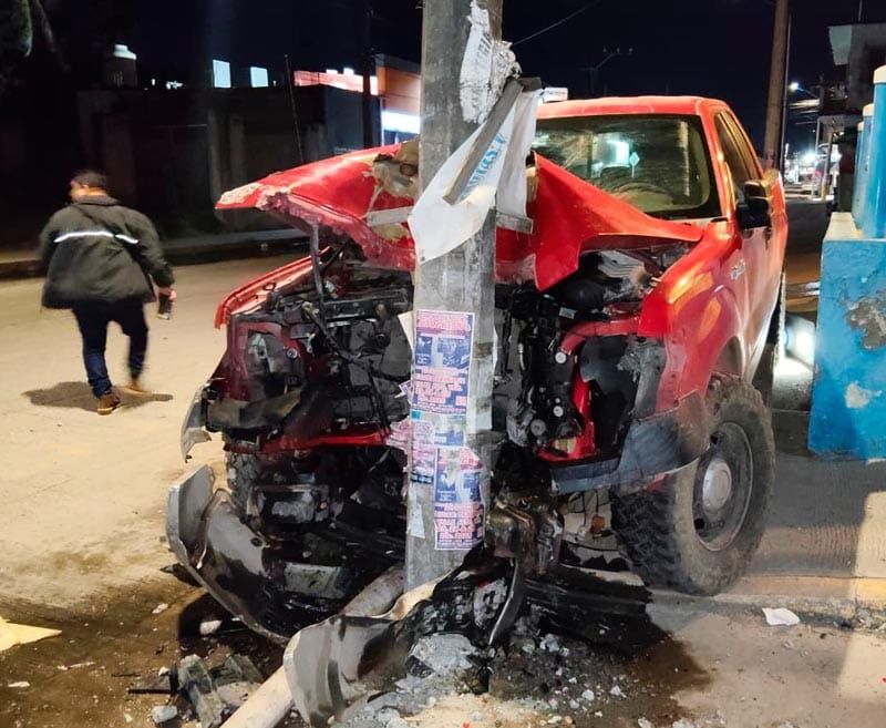 ¡SE LE ATRAVESÓ POSTE DE LA CFE EN LAS AMAPOLAS!