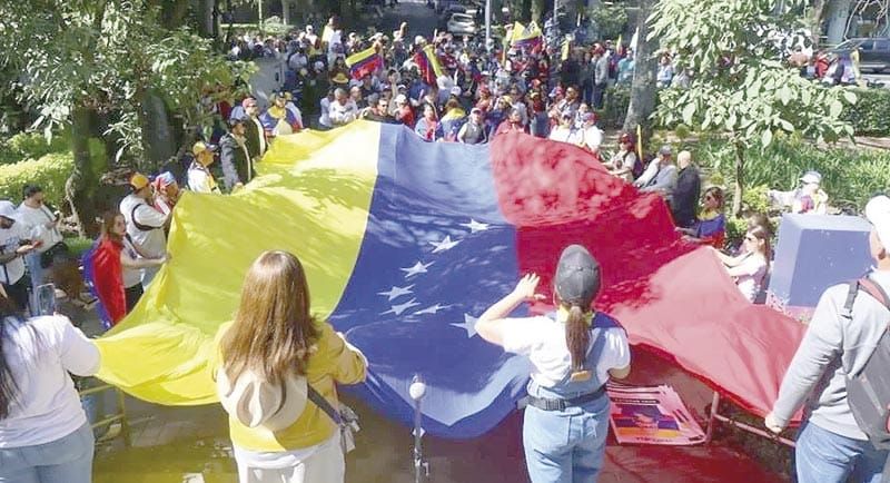 ¡CELEBRAN VENEZOLANOS, PERO TEMEN POR SUS FAMILIAS!