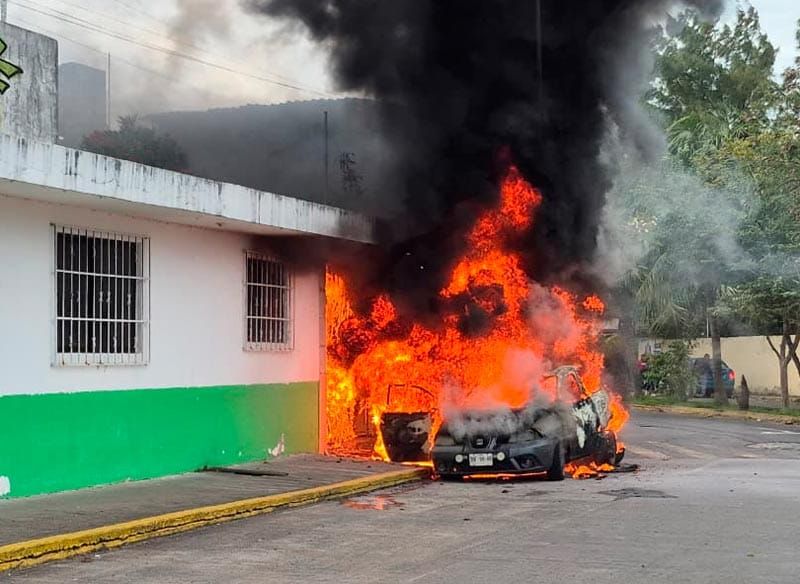 ¡FUEGO DEJÓ COMO CHATARRA UN AUTO SEAT!