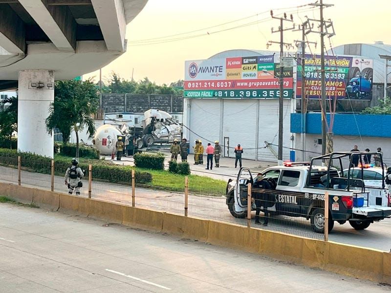 ¡PIPA CAYÓ 10 METROS DEL PUENTE DEL DISTRIBUIDOR VIAL EN COATZACOALCOS!