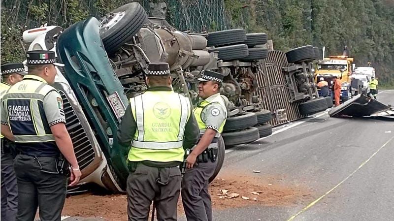 ¡VOLCÓ TRÁILER EN LA AUTOPISTA PUEBLA–ORIZABA!