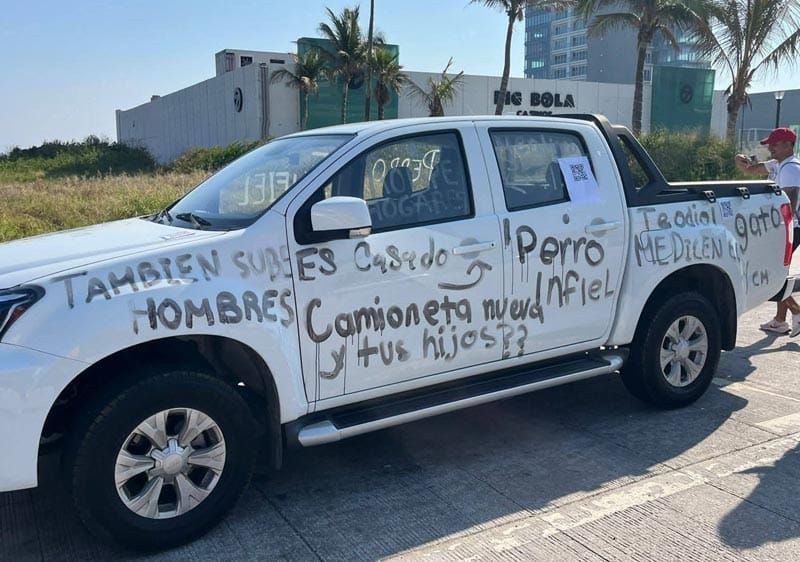¡CAMIONETA APARECE CON PINTAS! - *Aunque parecía una confrontación pasional, pudo ser una estrategia de marketing