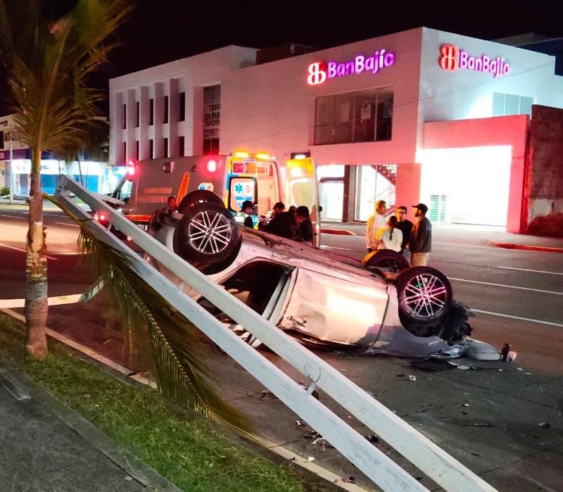 ¡CHOCÓ CONTRA LUMINARIA Y VOLCÓ FRENTE AL ILUSTRE!