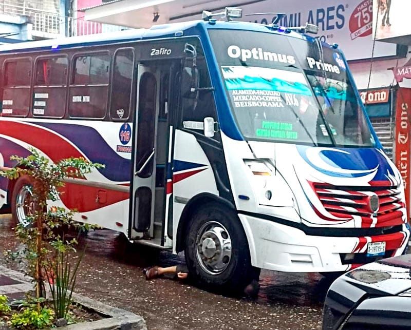 ¡ADULTO MAYOR MUERE BAJO LAS RUEDAS DE CAMIÓN URBANO!