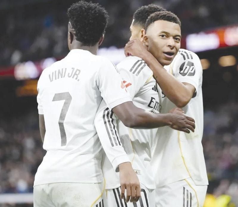 ¡AFICIONADOS ABUCHEAN A FUTBOLISTAS DEL REAL MADRID EN EL BERNABEU!
