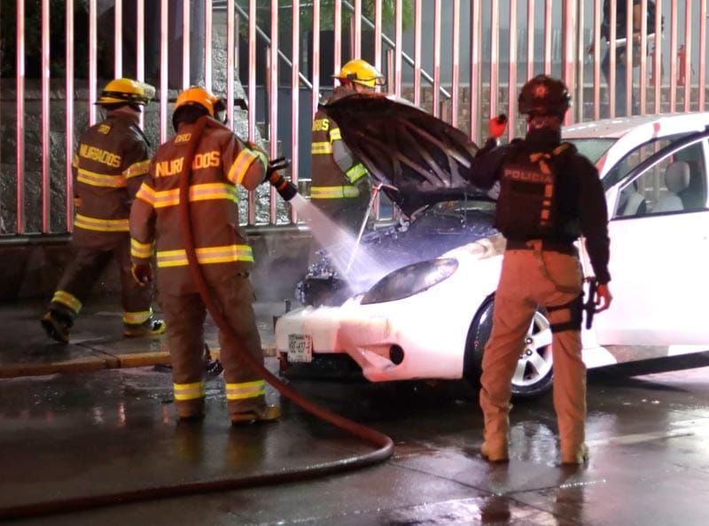 ¡AUTO CHAMUSCADO EN COSTA DE ORO!
