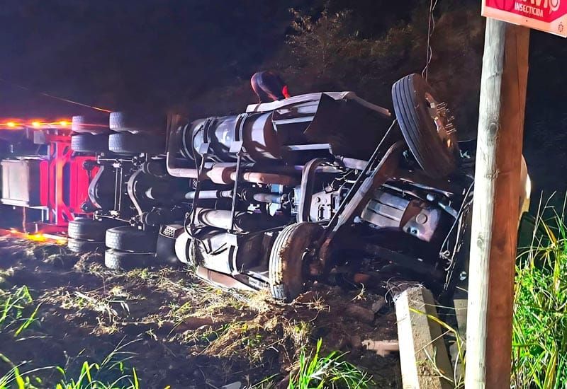 ¡SE VOLTEÓ TRÁILER SOBRE EL BULEVAR VÍA RÁPIDA AL TAJÍN!