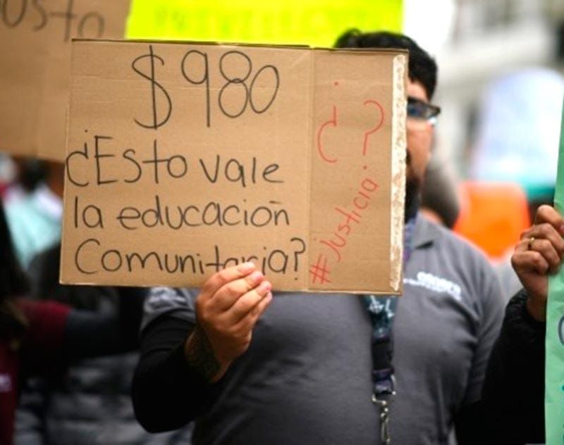 ¡Y NI LES PAGAN! - *Protestan maestros de CONAFE