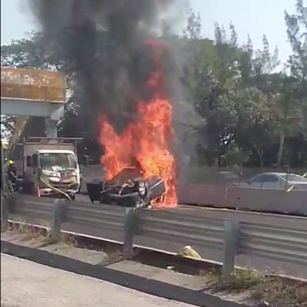 ¡SE INCENDIA AUTOMÓVIL VOLCADO EN LA AUTOPISTA!