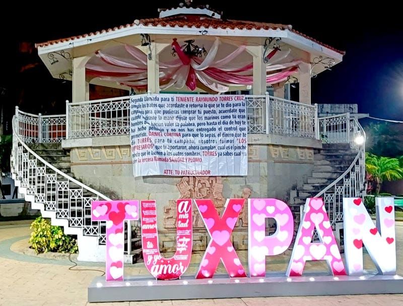 ¡APARECEN LONAS EN KIOSKO DE TUXPAN!