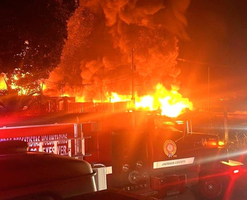 ¡ARDEN TALACHERA Y NEGOCIO DE TARIMAS EN AMATLÁN!