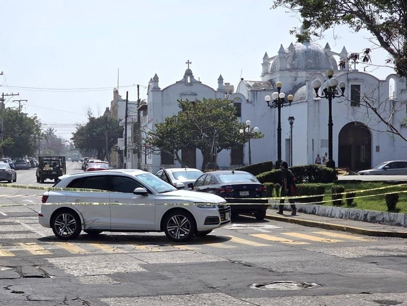 ¡CHOCAN CAMIONETAS A UNOS METROS DE BARRIO DE LA HUACA!
