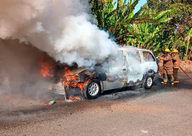 ¡QUEDÓ PARA LA CHATARRA CAMIONETA CALCINADA POR CORTO CIRCUITO!