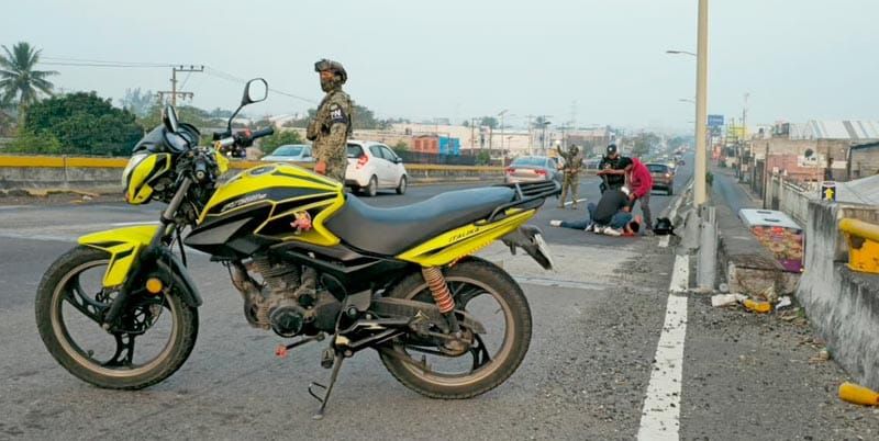 ¡SALIÓ “VOLANDO” DE LA MOTO EN EL PUENTE AMAPOLAS!