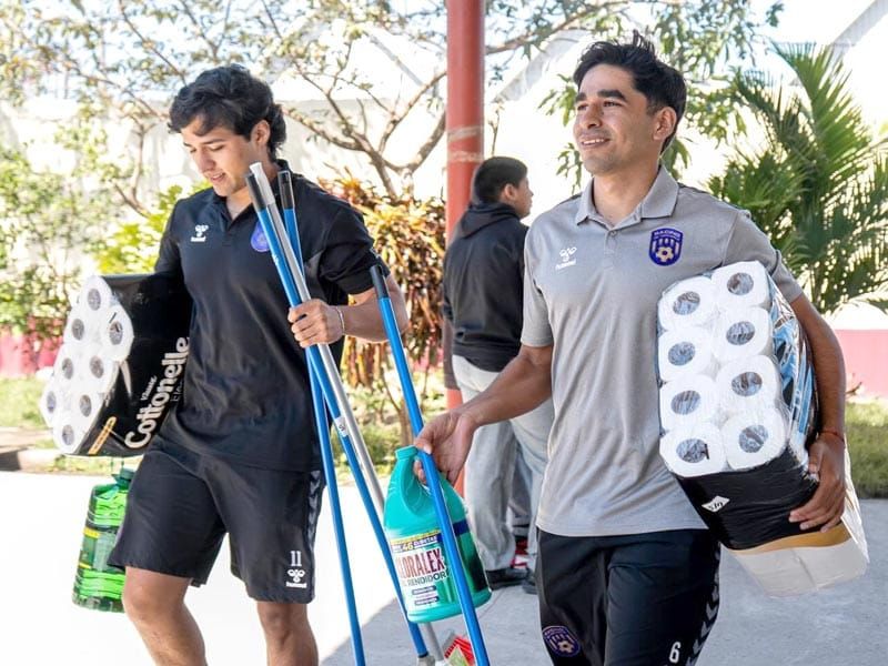 ¡NI LAS TORTAS LOS SALVAN! - *Tunden al Racing, fueron a entregar enseres a escuelas y el hospital