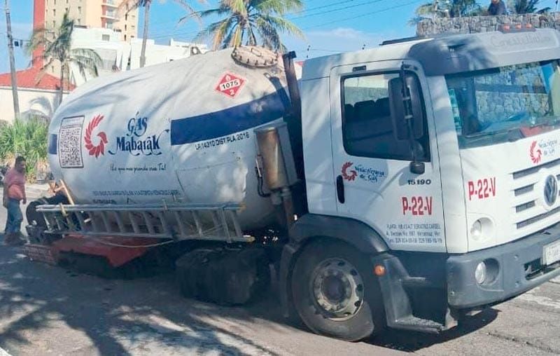 ¡PIPA LLENA DE GAS CAE EN “CRÁTER” DE COSTA DE ORO!
