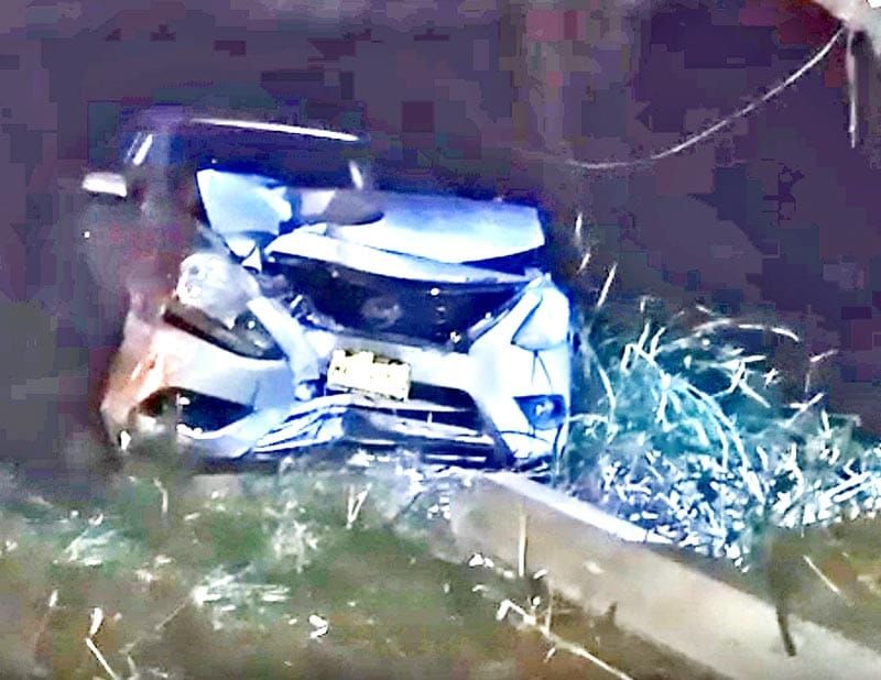 ¡DAMA AL VOLANTE DESBARATÓ SU VERSA CONTRA POSTE!