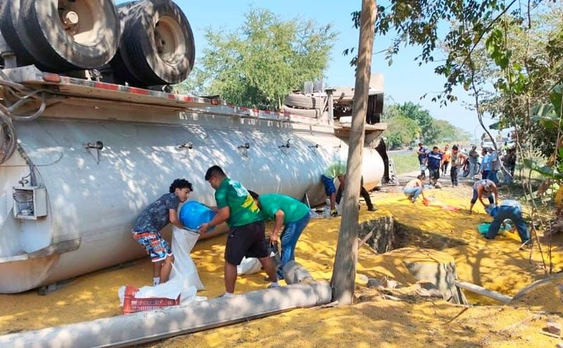 ¡RAPIÑEROS ROBAN CARGA DE TOLVA GRANELERA VOLCADA!