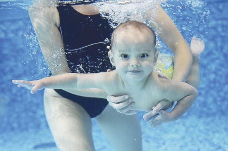 EN SUS MARCAS | LOS BENEFICIOS DE LA NATACIÓN EN LOS BEBÉ - Una de las preguntas recurrentes es ¿Cuál es el beneficio que reciben los bebés con la práctica de la natación? Las escuelas modernas de natación no tienen como principal objetivo...