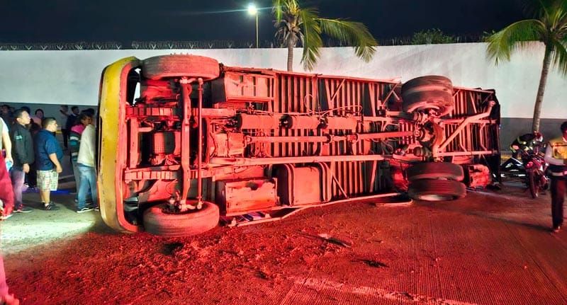 ¡CAMIONAZO: 14 HERIDOS! - VOLCO UN "COSTERA-LOMAS 4" EN EL BULEVAR FIDEL VELÁZQUEZ
