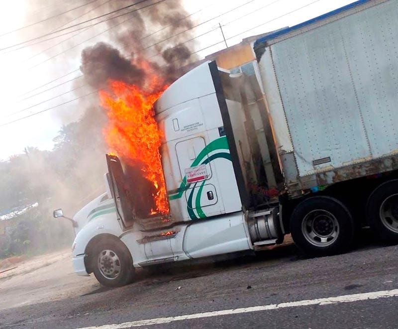 ¡INCENDIAN CUATRO TRÁILERES EN CARRETERAS DEL SUR DE VERACRUZ!