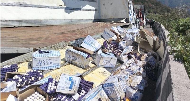 ¡VOLCÓ TRÁILER CARGADO CON HUEVOS!