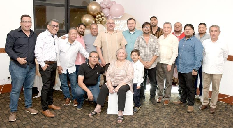 INOLVIDABLE FESTEJO PARA DOÑA JOSEFINA GONZÁLEZ ROLÓN