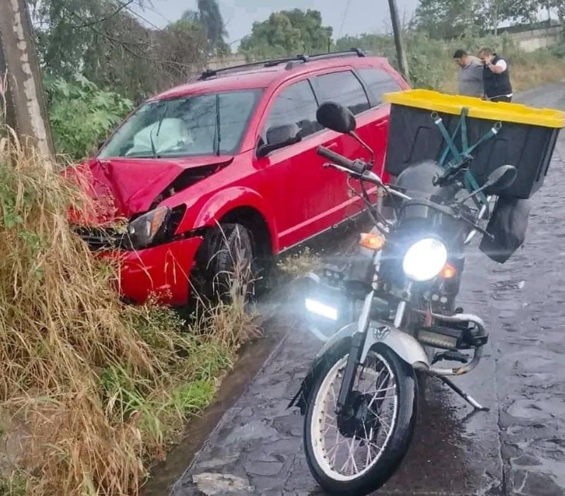¡CONDUCTOR TERMINA PASEO ESTRELLÁNDOSE CON UN POSTE!