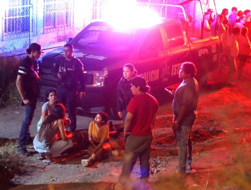 ¡VUELAN JOVENCITOS CON TODO Y MOTO ARROLLADOS POR CAFRE!