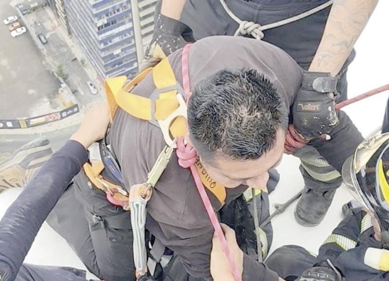 ¡RESCATAN A TRABAJADOR COLGADO DESDE LO ALTO DEL PISO 31 DEL HOTEL ST REGI!