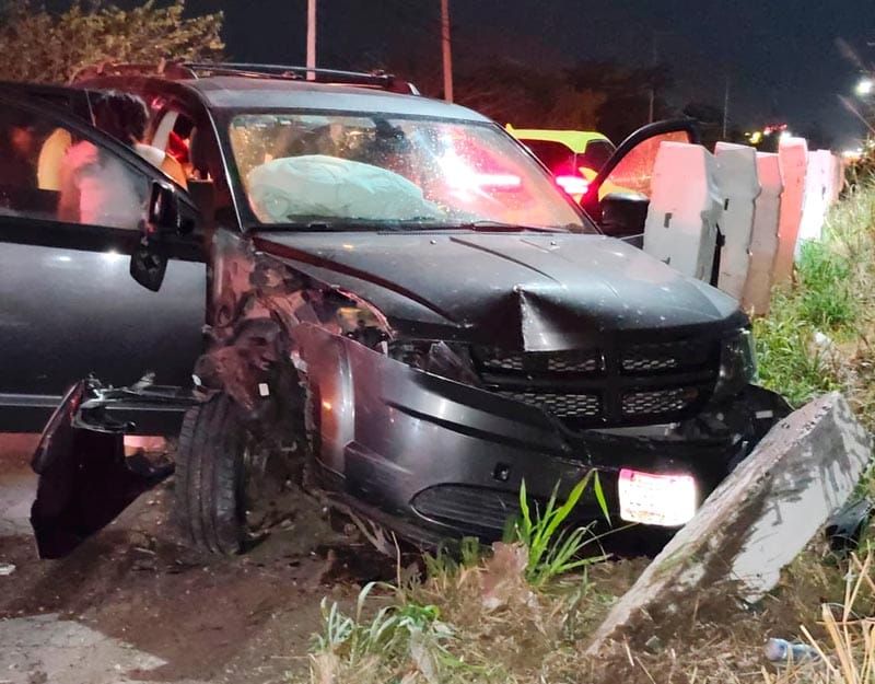 ¡SE ESTAMPÓ CONTRA POSTE DE CONCRETO!