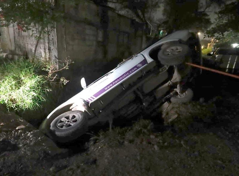 ¡CAMIONETA VOLCÓ Y CAYÓ EN CANAL DE AGUAS NEGRAS EN EL PREDIO 4!