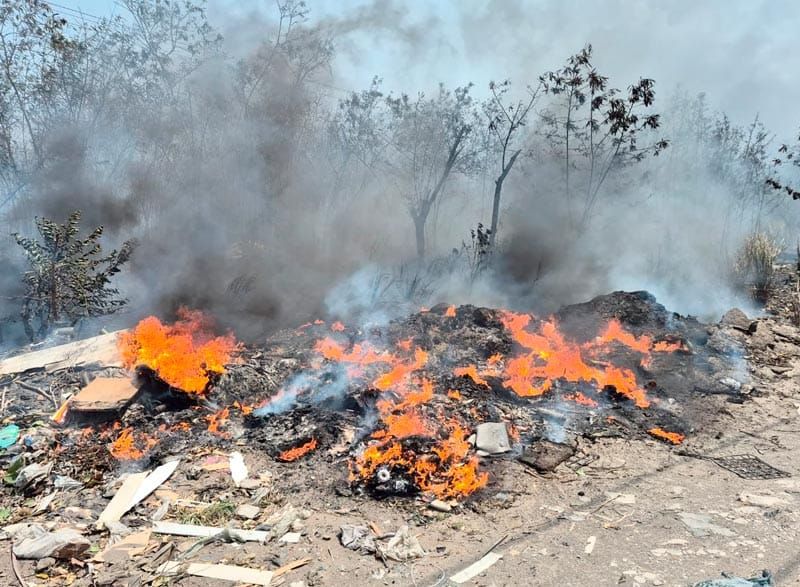¡INCENDIO ARRASA TERRENO BALDÍO EN LAS AMAPOLAS 2!