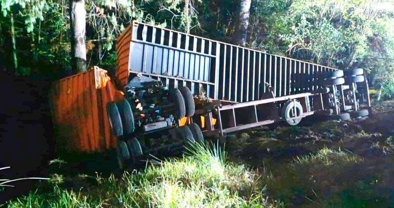 ¡SEMIRREMOLQUES CON DOS CONTENEDORES CAEN A BARRANCO EN LA CARRETERA XALAPA-PEROTE!