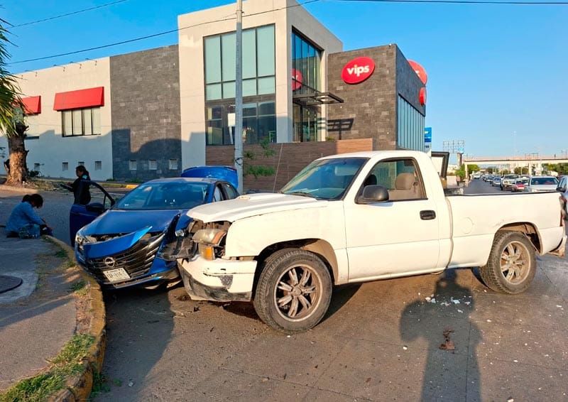 ¡ALCANTARILLA EN MAL ESTADO PROVOCA CHOQUE EN EL FRACCIONAMIENTO VILLA RICA!