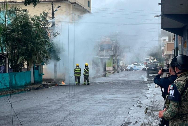 ¡SE INCENDIA POSTE Y DEJA OTRA VEZ SIN LUZ A VECINOS!