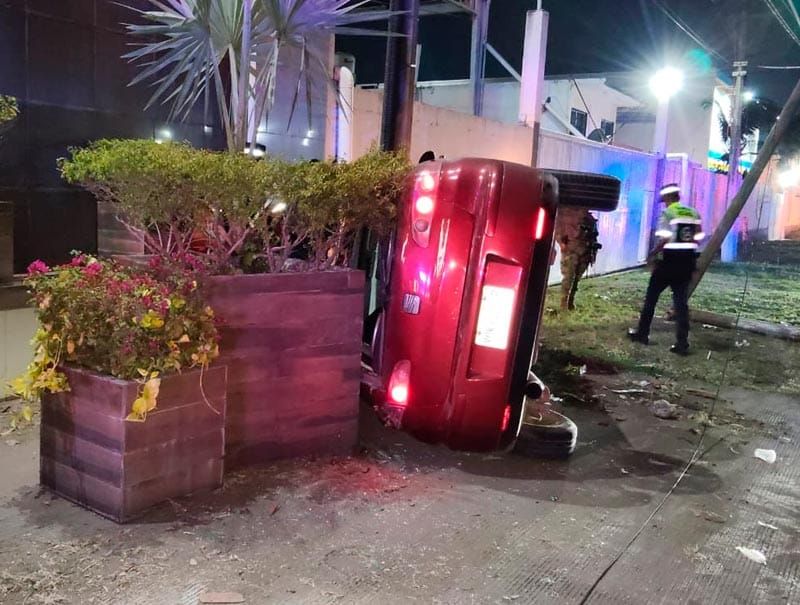 ¡TERMINA VOLCADO EN LAS AMAPOLAS!