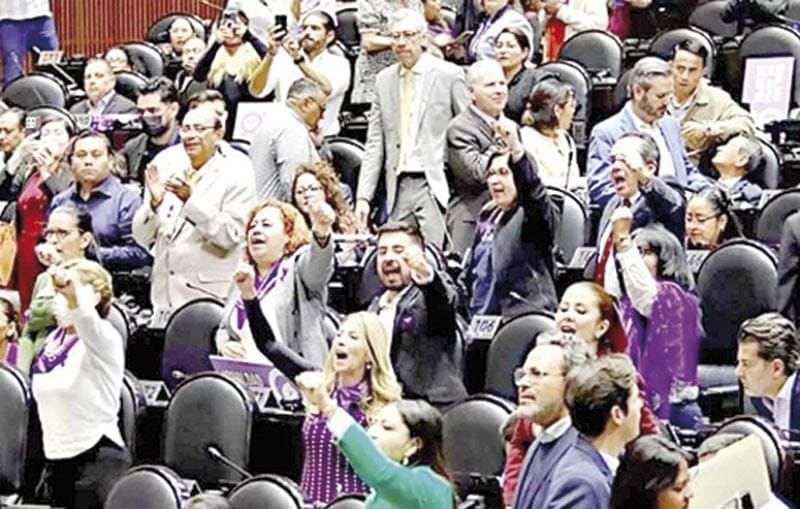 ¡LE BAJA MORENA... SIN CEDER 'CONTROL'! - TENIA QUE SER...