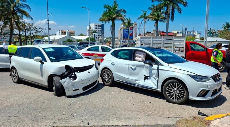 ¡CARAMBOLAZO DE 100 MIL PESOS! - CHOCAN TRES VEHICULOS FRENTE AL HOTEL MOCAMBO EN BOCA DEL RÍO