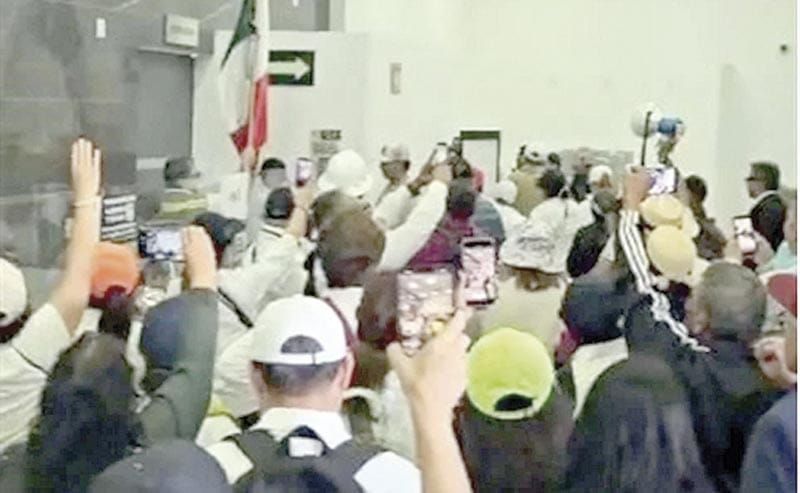 ¡INTENTAN JUBILADOS INGRESAR A CÁMARA DE DIPUTADOS!