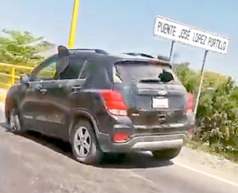 ¡ABANDONAN CAMIONETA BALEADA TRAS BALACERA EN ALAMO!