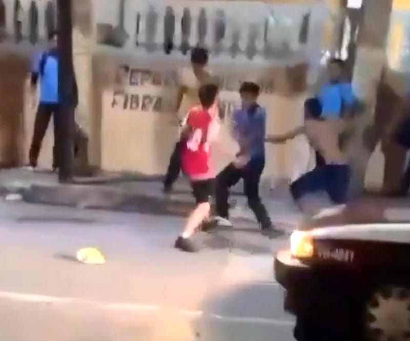 ¡JÓVENES EN MOTOCICLETA GOLPEARON Y DEJARON NOQUEADO A ESTUDIANTE!