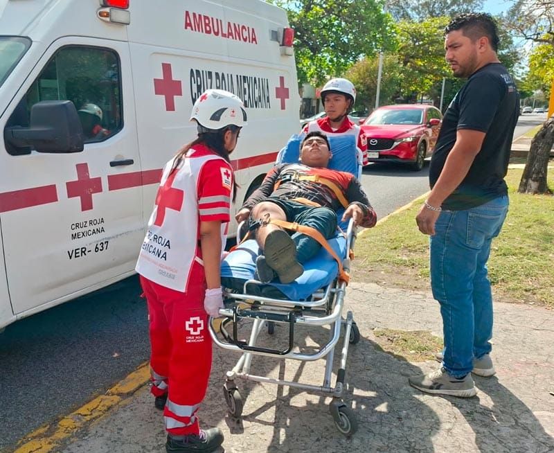 ¡MOTOCICLISTA HERIDO POR TRANCAZO CONTRA AUTO!
