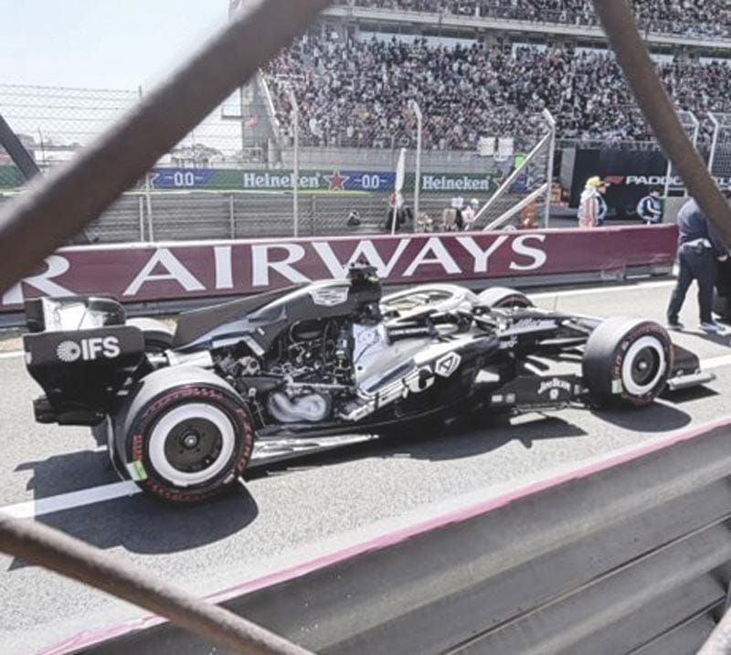 ¡SE CAE A PEDAZOS AUTO DE CHECO PÉREZ EN SPRINT RACE!