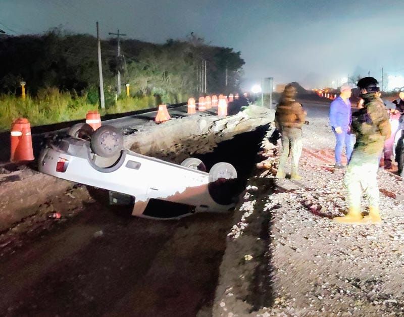 ¡CAMIONETA TERMINA VOLCADA EN UNA ZANJA Y CONDUCTOR LA ABANDONA!