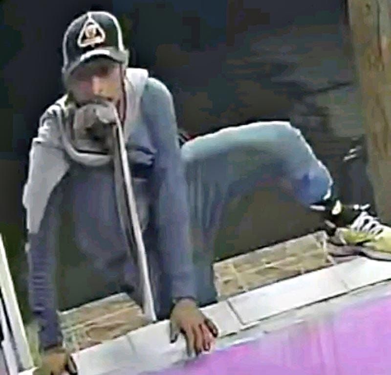 ¡“JAULERO” SE METE A ROBAR EN CASA Y SALE EN VIDEO!